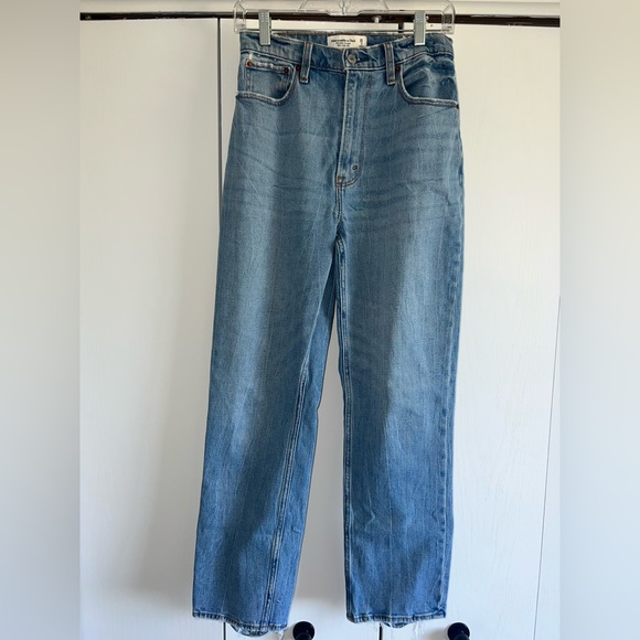 Abercrombie Curve Love high rise ankle straight jean, light wash - size 26/2 - Picture 2 of 7